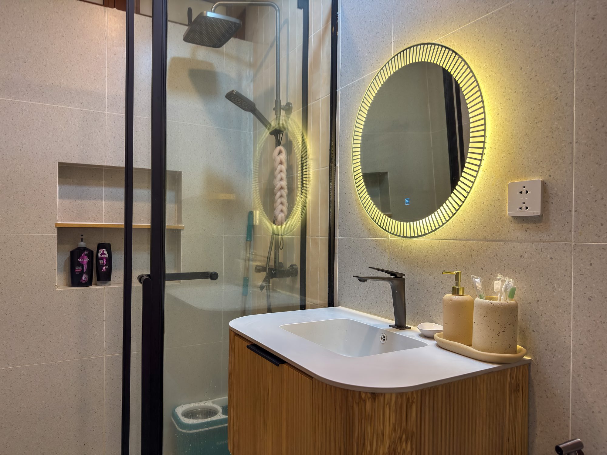 Bathroom with round mirror