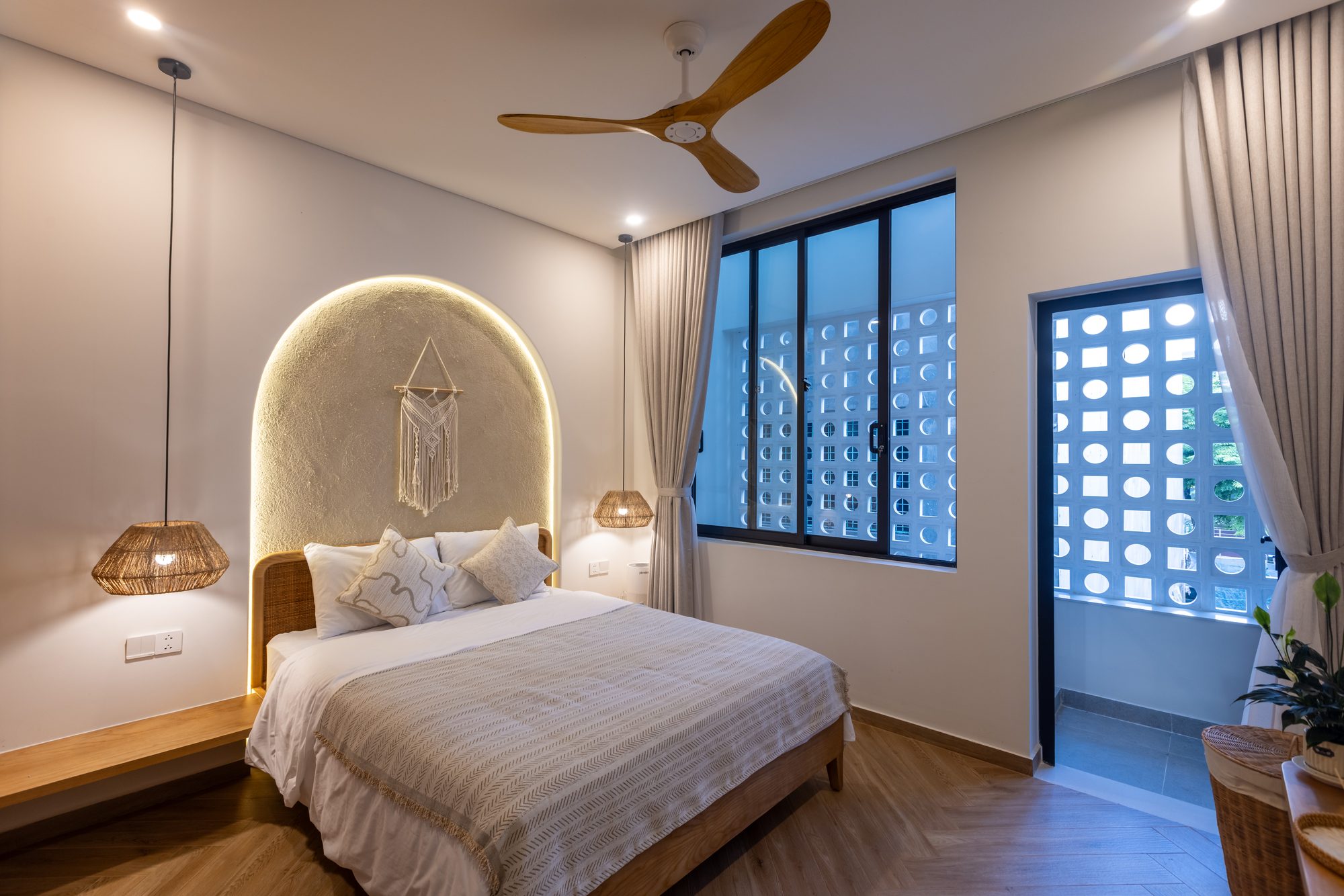 Bedroom with arched headboard