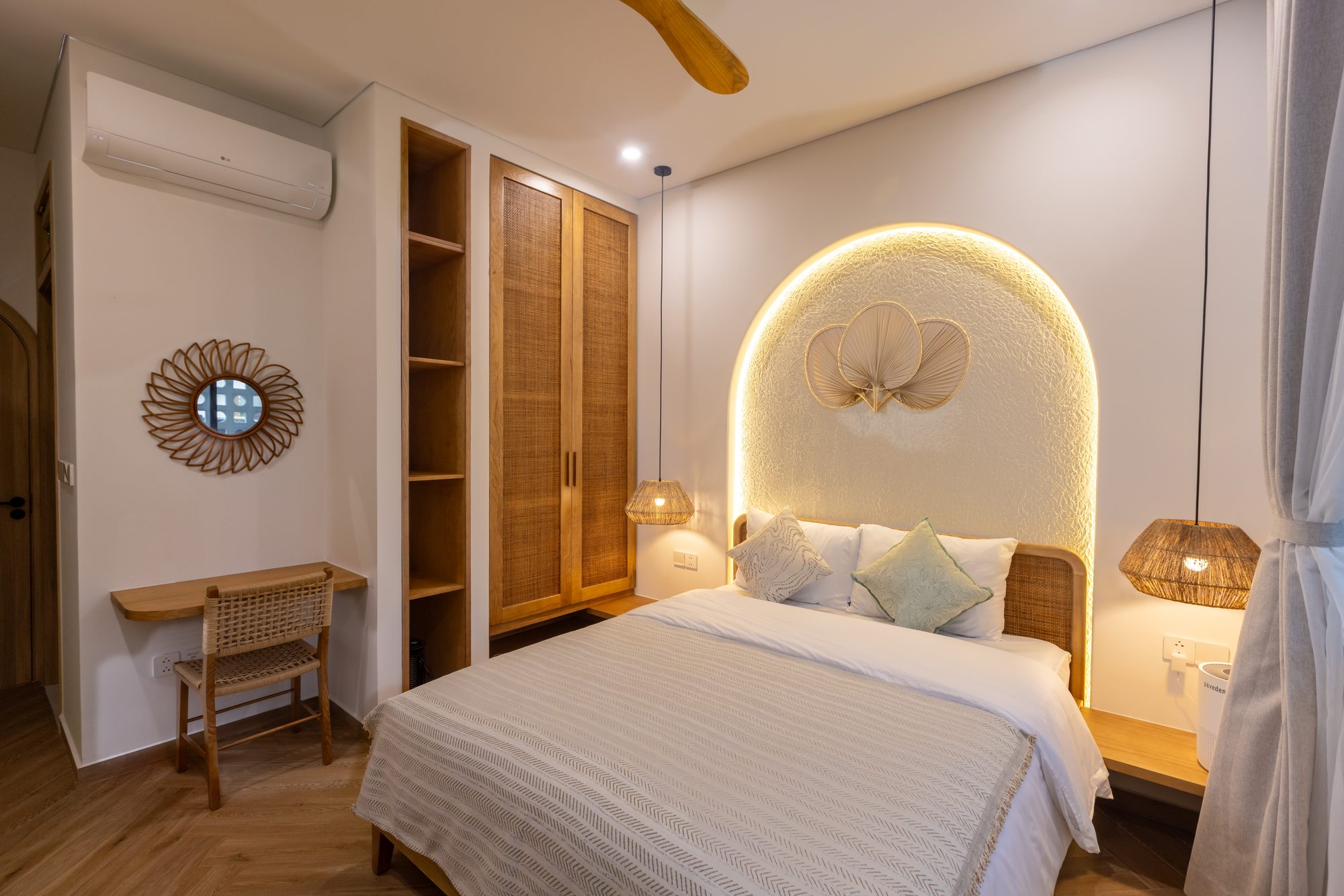 Bedroom with shell headboard
