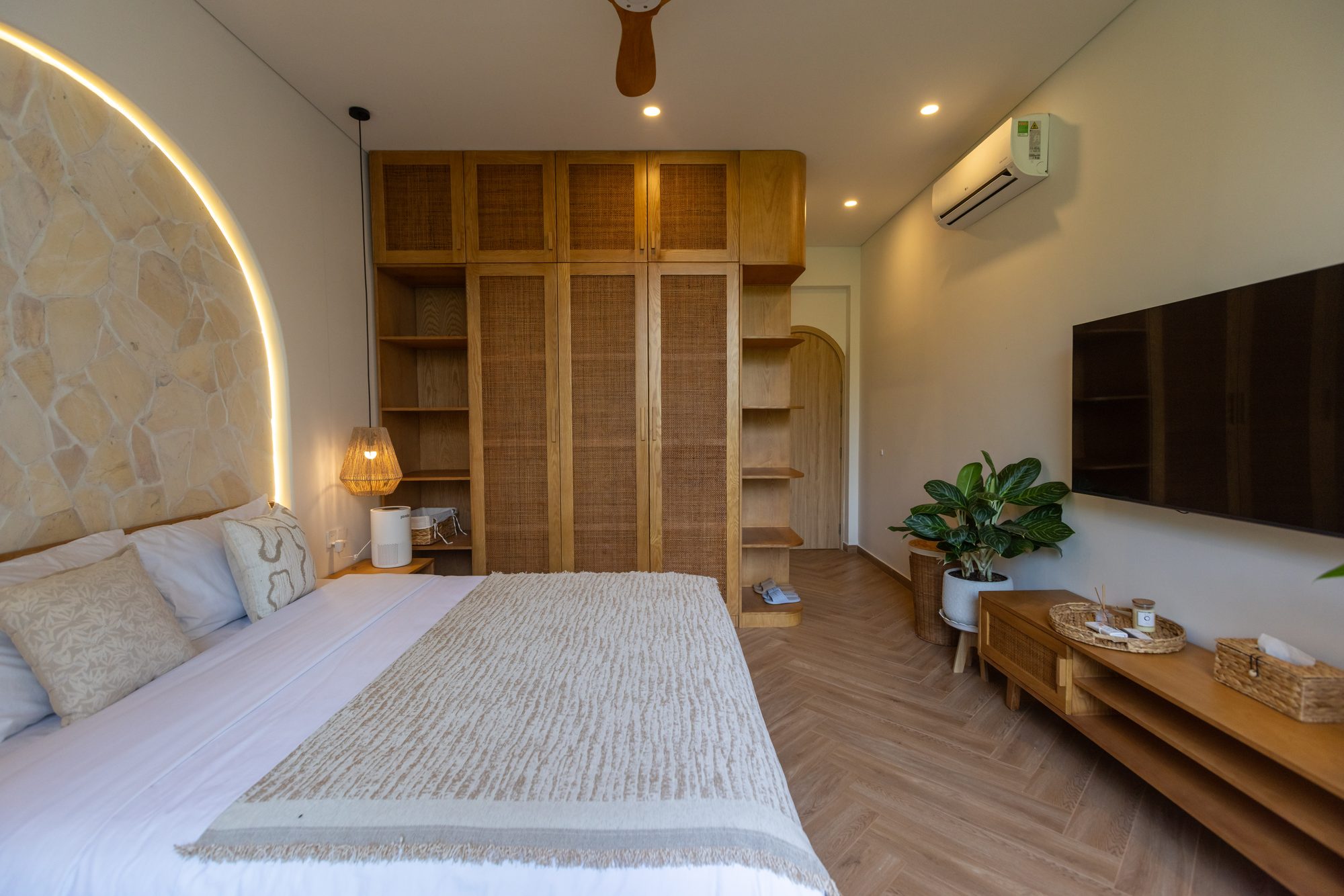 Large bedroom with stone headboard