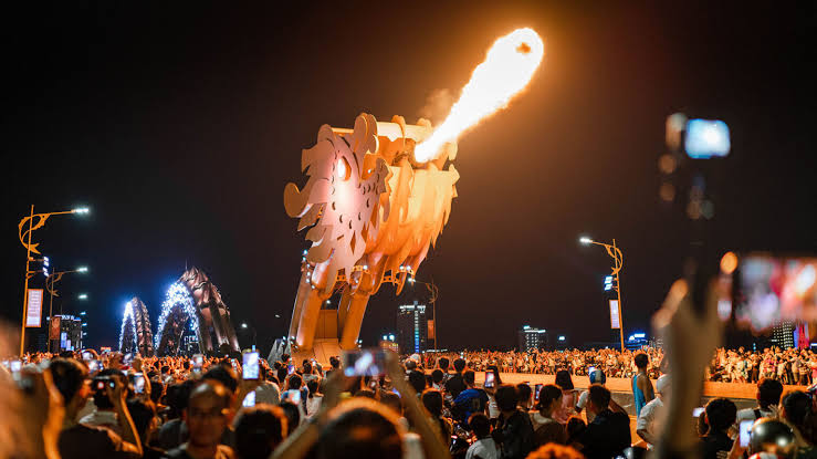 Dragon Bridge fire show